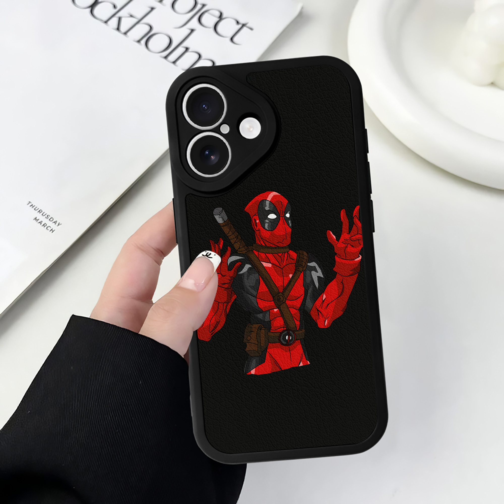 （画像用） Deadpool デッドプール 【iPhone 16シリーズ対応】シリコンスマホケース（レザー調） 材質：シリコン